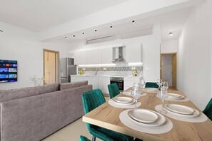 Apartment, 2 Schlafzimmer | Essbereich im Zimmer