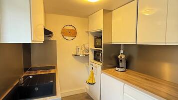 Réfrigérateur, micro-ondes, four, plaque de cuisson