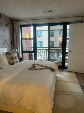 Skrivebord, strykejern/-brett, wi-fi (inkludert) og sengetøy