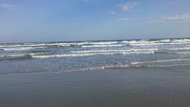 A beach with waves and a clear sky. - Fully furnished studio apartment 300 meters from Juréia beach.   (Iguape)