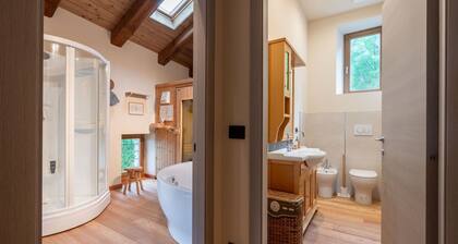 Stunning private villa for 5 guests with WIFI, hot tub, TV, patio, pets allowed and panoramic view