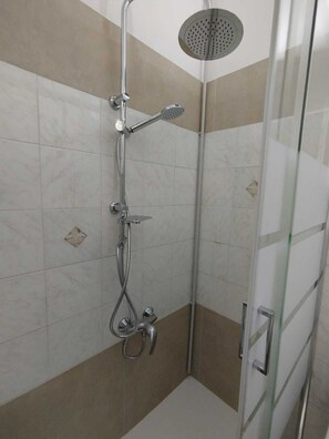 Dusche, Haartrockner, Bidet, Handtücher