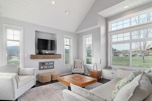 Smart TV, offices - Glory Days Cottage 142 (Osoyoos)