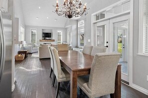 Dining - Glory Days Cottage 142 (Osoyoos)