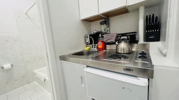 Fridge, oven, stovetop, coffee/tea maker