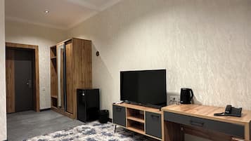 Deluxe Double Room | Desk, laptop workspace, free WiFi
