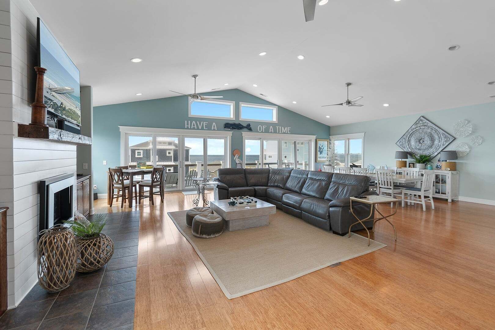 تلفزيون ذكي، مدفأة، مشغل دي في دي، تنس طاولة