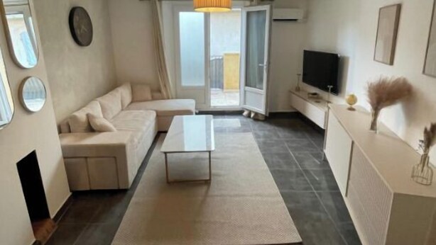 A modern living room with a sofa, coffee table, and a TV. - Tarascon center apartment (Tarascon)