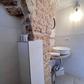 Douche, sèche-cheveux, serviettes fournies, papier toilette