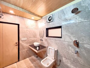 Douche, douche à « effet pluie », articles de toilette gratuits