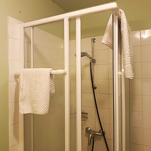 Dusche, Haartrockner, Bidet, Handtücher