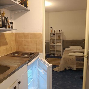 Fridge, microwave, stovetop, coffee/tea maker - Studio Bonnes Vacances (Unknown)