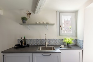 Réfrigérateur, four, plaque de cuisson, cafetière/bouilloire