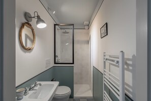 Dusche, Haartrockner, Bidet, Handtücher