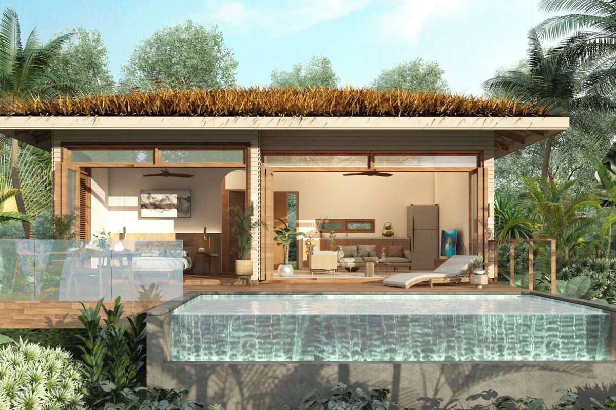 Ein modernes Haus mit Swimmingpool, Essbereich und Wohnzimmer mit Sofa und Fernseher.