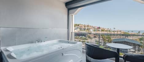 Royal Suite With Jacuzzi | Minibar, wifi gratis y ropa de cama