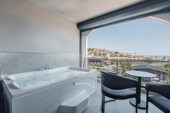 Royal Suite With Jacuzzi | 迷你吧、免费 WiFi、床单