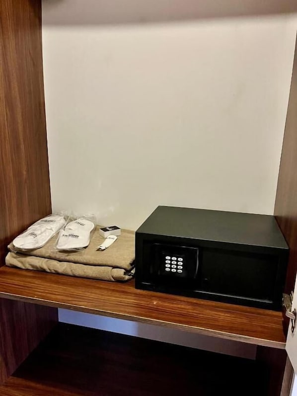 Minibar, wifi gratis y ropa de cama