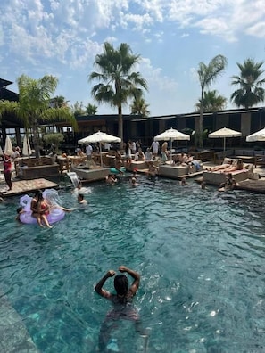Piscine couverte, piscine extérieure (ouverte en saison)