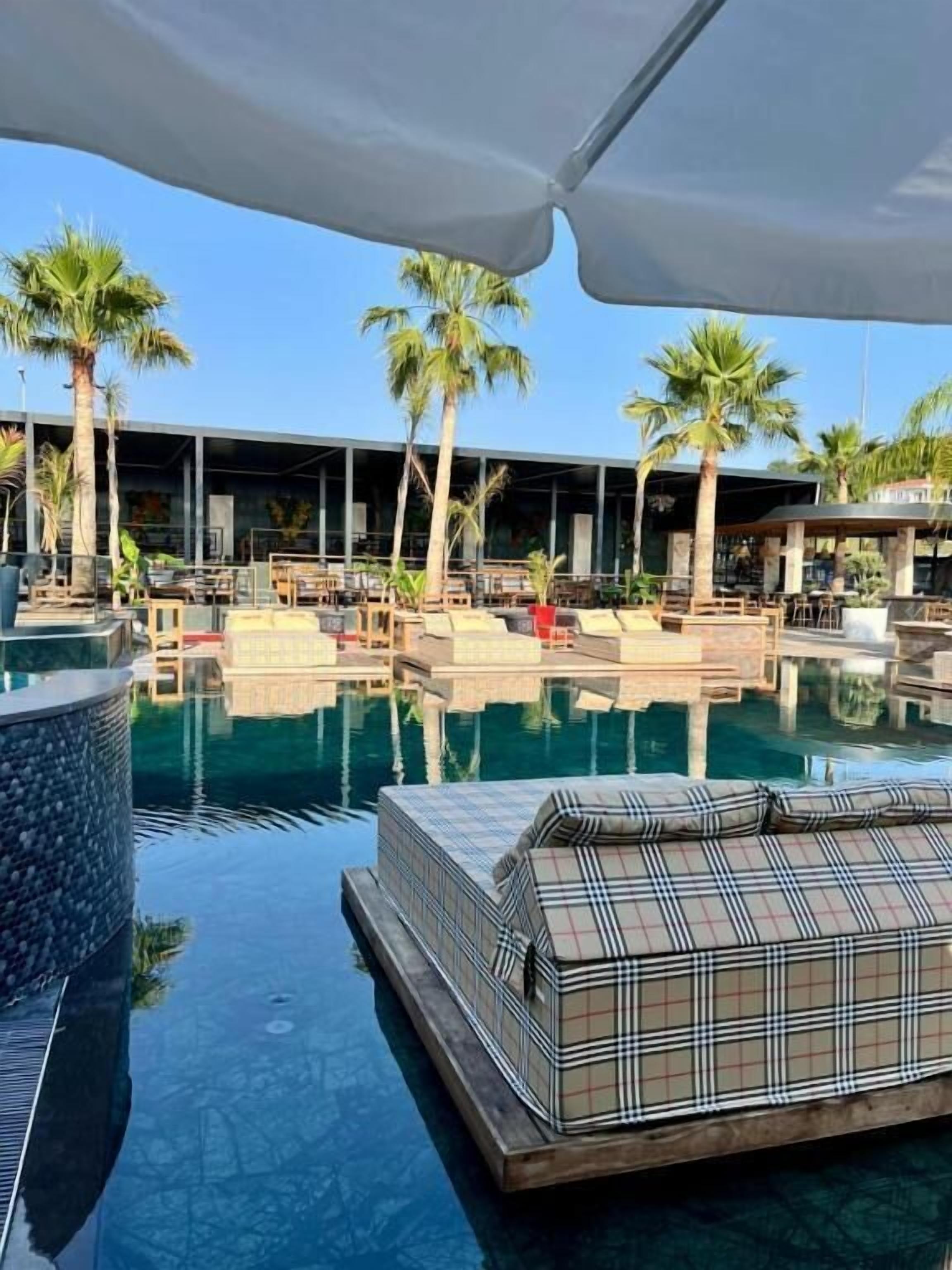 สระว่ายน้ำในร่ม, สระว่ายน้ำกลางแจ้งเปิดตามฤดูกาล