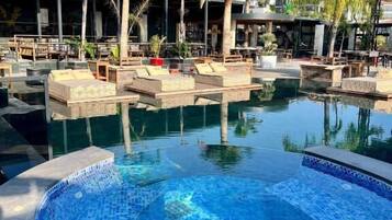 Piscina interna, piscina externa sazonal