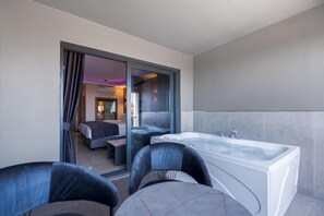 Minibar, free WiFi, bed sheets