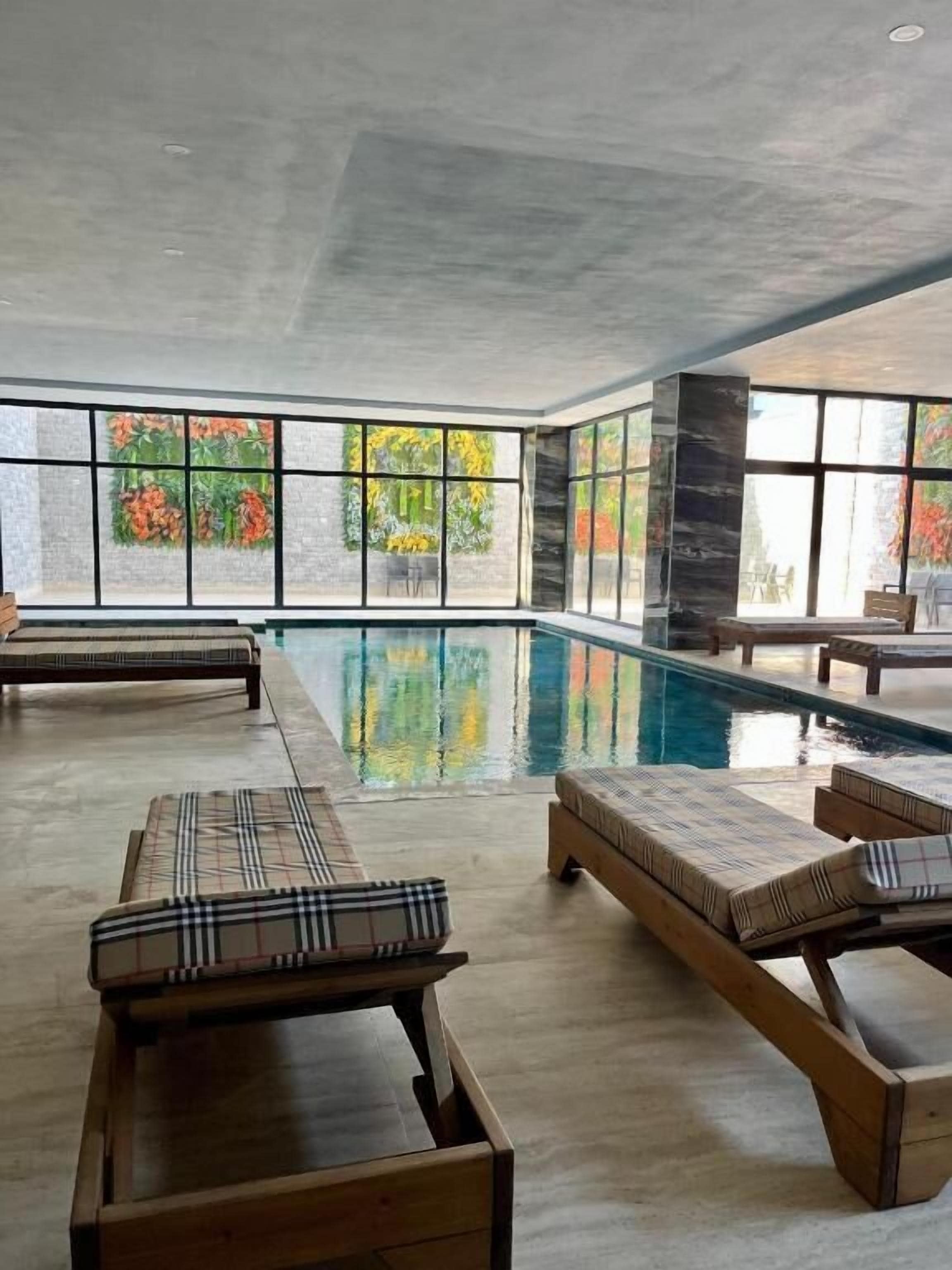 Una piscina techada, una piscina al aire libre de temporada