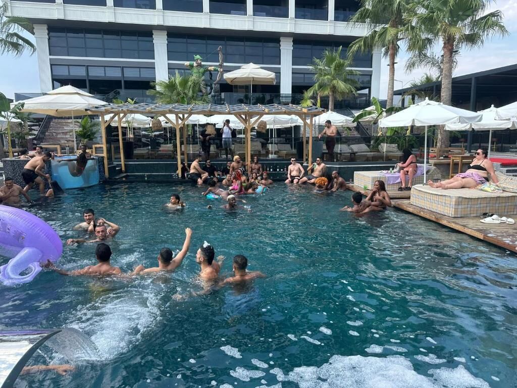 Innendørsbasseng og sesongbasert utendørsbasseng