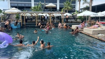 Innendørsbasseng og sesongbasert utendørsbasseng