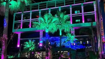 住宿正面 (夜晚)