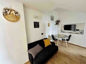 Villa, 1 Bedroom, Smoking, Private Pool | Living room | Books - Villa Raffaella Amalfi Coast Capri (Capri)