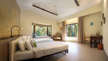 Espacio para trabajar con laptop y tabla de planchar con plancha 