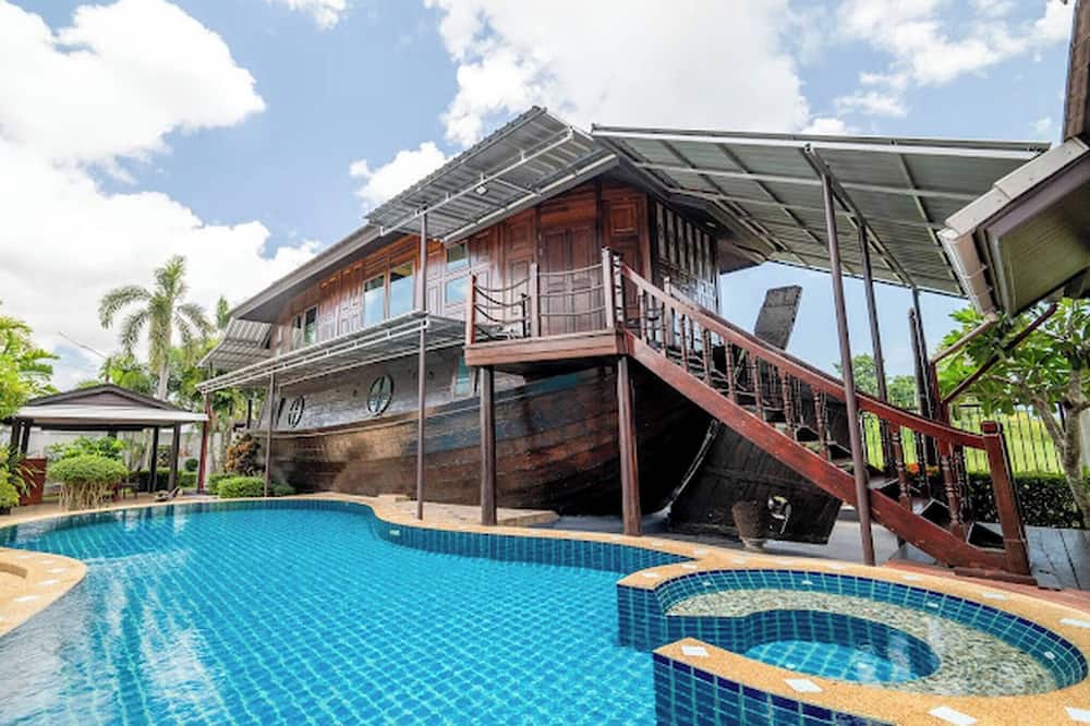 Luxury Iconic Royal Boat Pool Villa North Pattaya