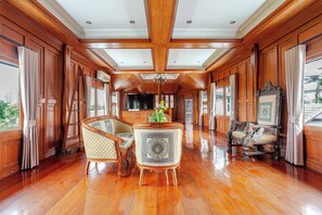 Villa, 4 Bedrooms, Smoking, Private Pool | Living room - Luxury Iconic Royal Boat Pool Villa North Pattaya (Pattaya)