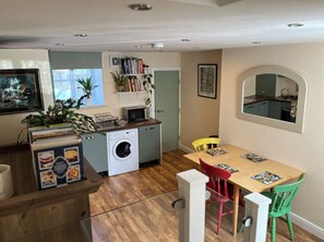 Dining - Charming pottery barn conversion 2 mins from Horsforth train station. (Horsforth)