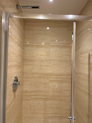 Shower, hair dryer, towels, soap - Charming pottery barn conversion 2 mins from Horsforth train station. (Horsforth)