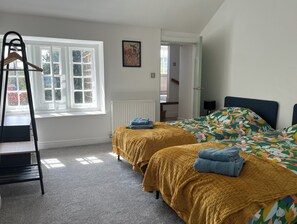 2 bedrooms, iron/ironing board, WiFi, bed sheets - Charming pottery barn conversion 2 mins from Horsforth train station. (Horsforth)