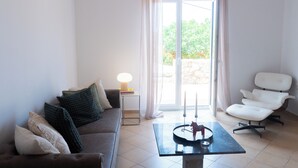 A living room with a sofa, a coffee table, a chair, and a lamp. - Villa Sol - 3-bedroom villa in amazing Bali with private pool, AC, WiFi (Mpali)