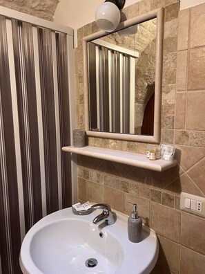 Dusche, Haartrockner, Bidet, Handtücher