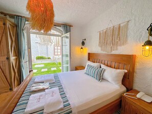 Habitación Deluxe, vista al jardín | Tabla de planchar con plancha y wifi gratis