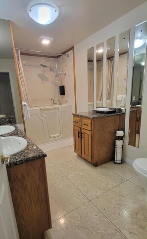 Ducha, secador de pelo, toallas, jabón