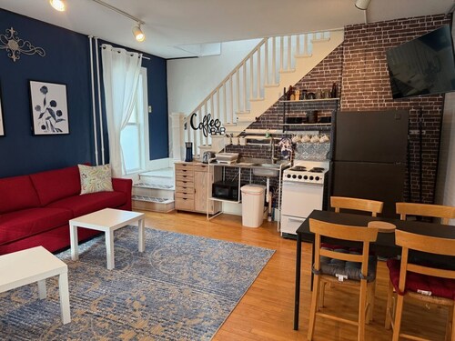 Charming 2-bedroom house in Hayward just steps from Main Street!