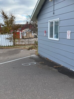 المنطقة المحيطة بالمنشأة