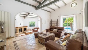 Smart-TV, Kamin, Arbeitsbereiche