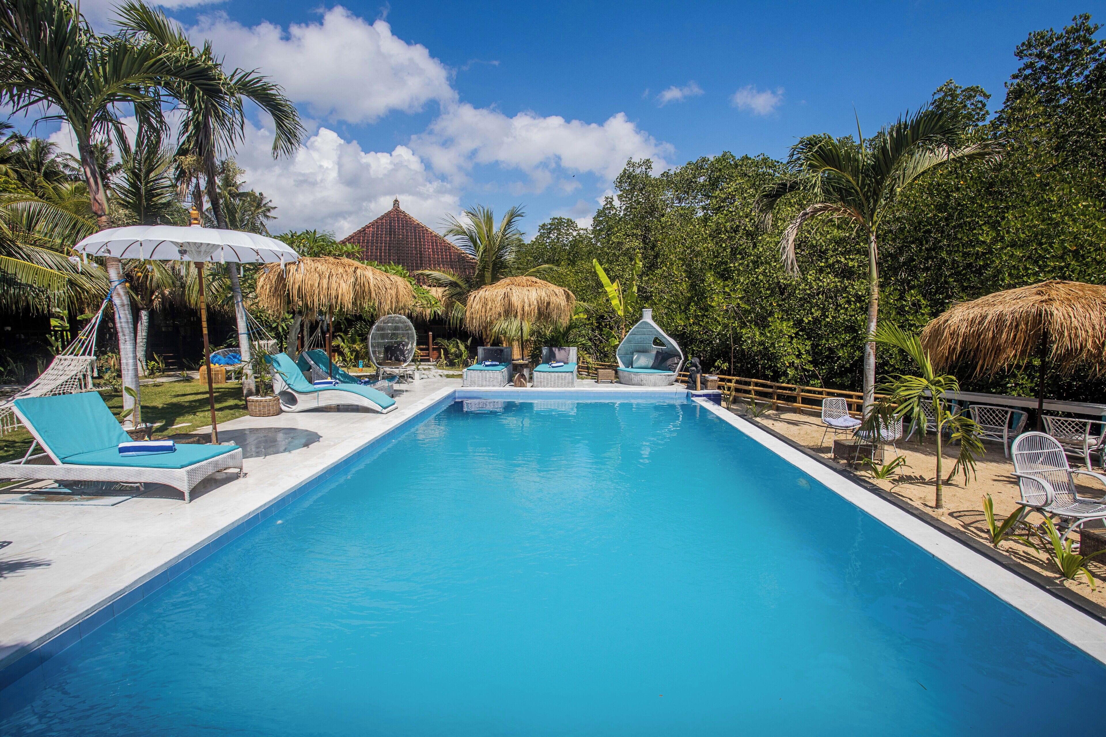Una piscina al aire libre