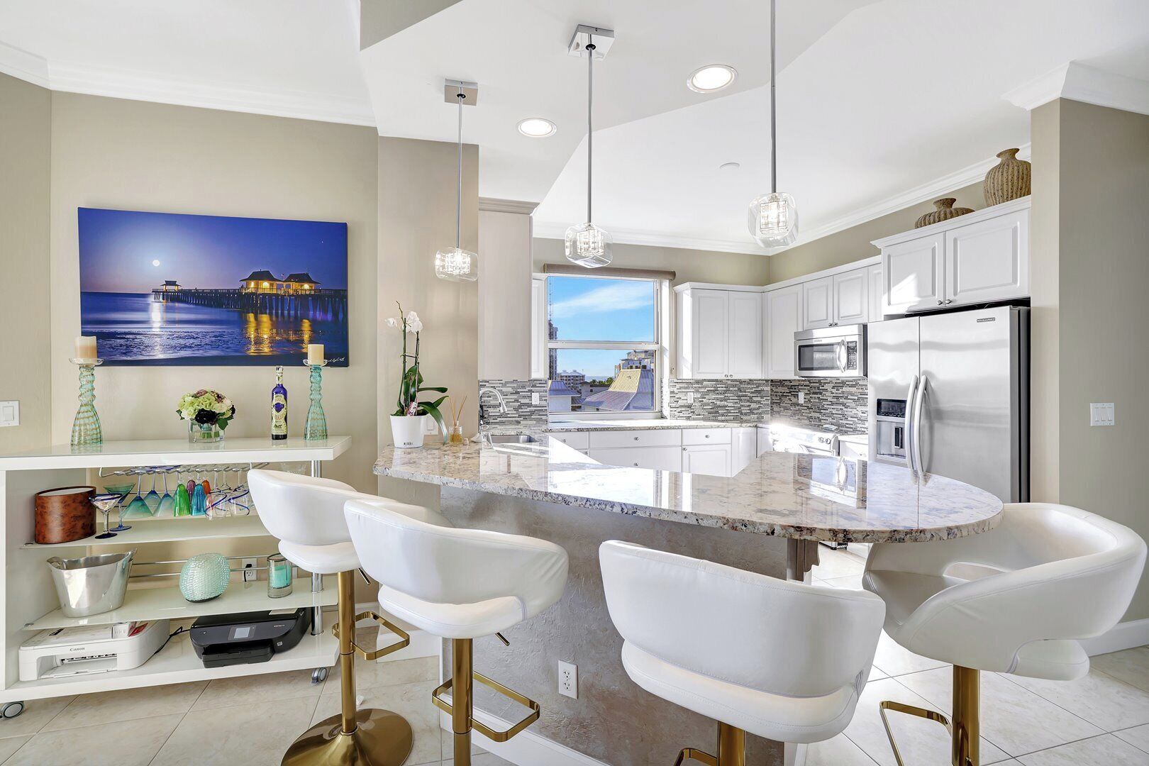 Frigorifero, microonde, forno, piano cottura