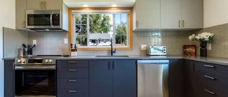 Een koelkast, een magnetron, een oven, een kookplaat