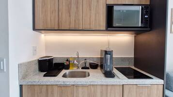 Departamento Confort | Cocina privada | Refrigerador, microondas, parrilla de estufa y cafetera y tetera