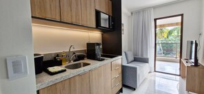 Apartamento conforto | Cozinha privada | Geladeira, micro-ondas, cooktop, cafeteira/chaleira