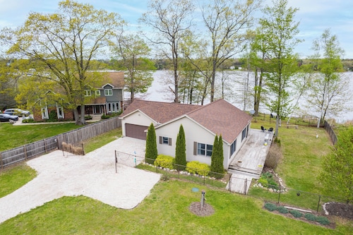 Cozy Lakefront Home, Minutes from Lake MI, 2 Bedrooms, 2 Bathrooms. Sleeps 6